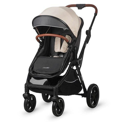 Moderner Kinderwagen 3in1 in Beige mit grauem Sonnendach und braunem Griff, seitliche Ansicht.