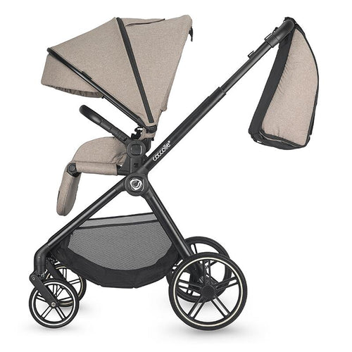 Seitliche Ansicht des Kinderwagens in Beige, mit umklappbarem Verdeck und Schutz.