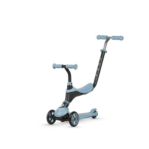 Ein blauer Kinder-Scooter mit gebogenem Lenker und drei Rädern in der Seitenansicht.