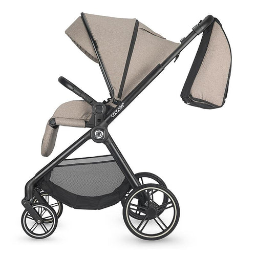 Kinderwagen in Beige mit nach vorne gerichtetem Sitz und kompakter Faltkonstruktion.