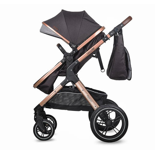 Kinderwagen in Diamantschwarz, umgewandelt in Liegeposition mit seitlicher Tragetasche.