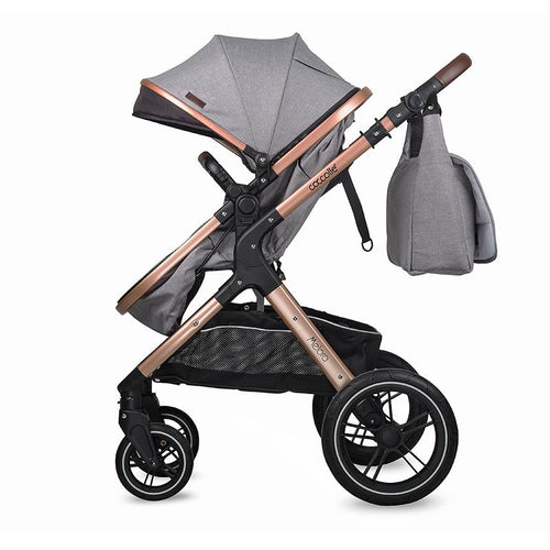 Multifunktioneller Kinderwagen in Grau, mit geöffnetem Sonnendach und passender Wickeltasche, für aktive Eltern.