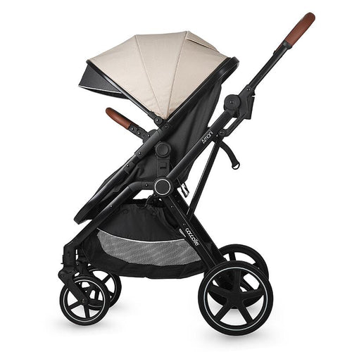 Stylischer Kinderwagen 3in1 in Beige, umgewandelt in einen Sitzwagen mit großem Sonnendach, seitliche Ansicht.