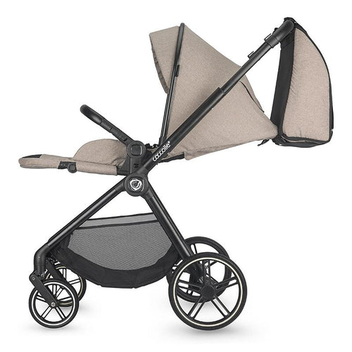 Kinderwagen in Beige mit nach vorne gerichtetem Sitz und kompakter Faltkonstruktion.