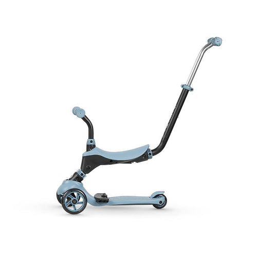 Seitenansicht eines blauen Kinder-Scooters mit gebogenem Lenker und hinterer Fußbremse.