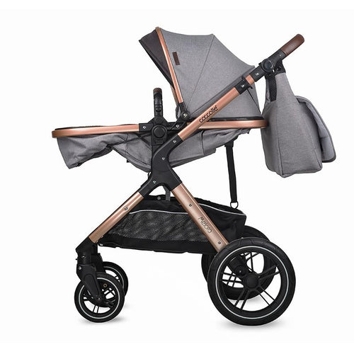 Innovativer Kinderwagen, umwandelbar mit Blickrichtung zur Straße und geräumigem Einkaufskorb für Eltern.