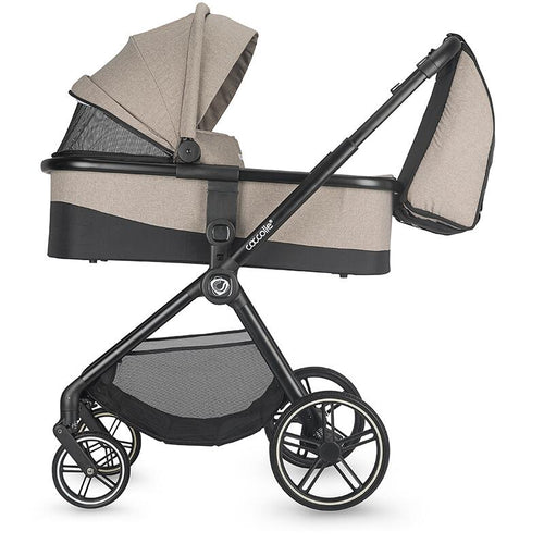 Kinderwagen in Beige mit nach vorne gerichtetem Sitz und kompakter Faltkonstruktion.