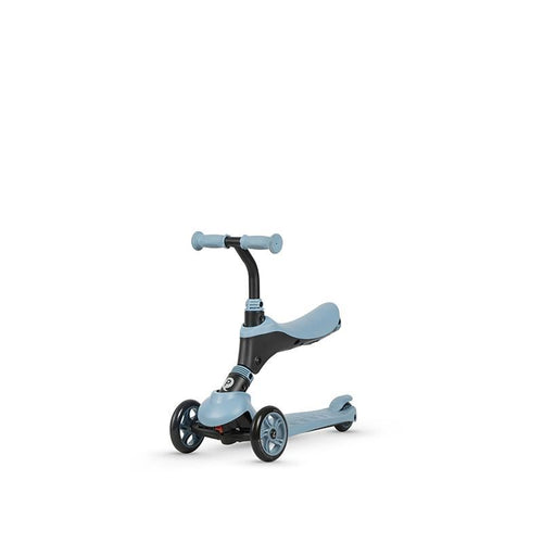 Ein blauer Kinder-Scooter mit gebogenem Lenker und drei Rädern in diagonaler Ansicht.