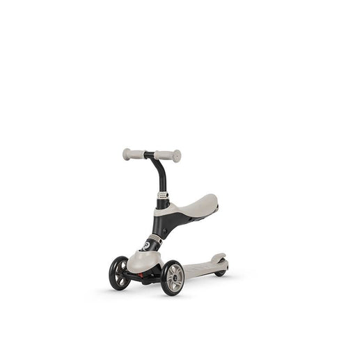 Ein beige Kinder-Scooter mit gebogenem Lenker und drei Rädern in diagonaler Ansicht.