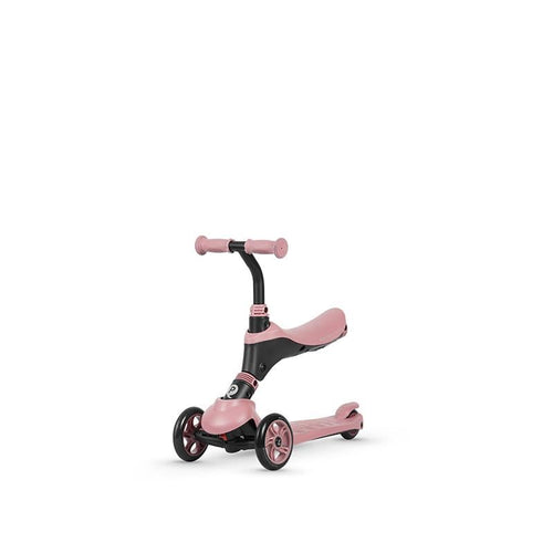 Ein rosa Kinder-Scooter mit gebogenem Lenker und drei Rädern in diagonaler Ansicht.