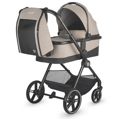 Kinderwagen in Beige mit nach vorne gerichtetem Sitz und kompakter Faltkonstruktion.