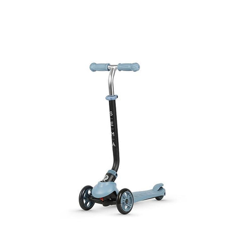 Frontansicht eines blauen Kinder-Scooters mit langgezogenem Lenker und drei Rädern.