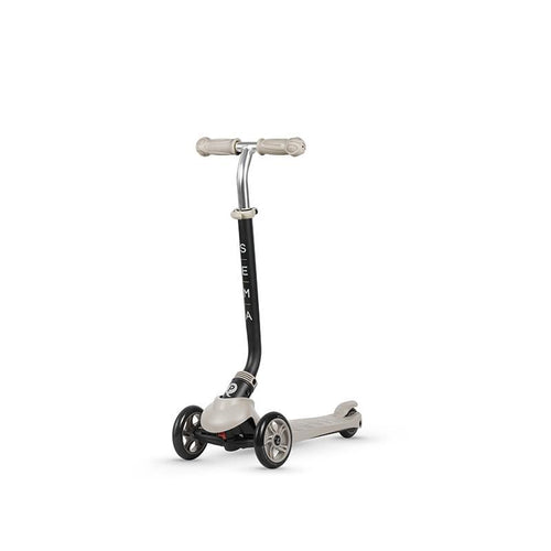 Frontansicht eines beige Kinder-Scooters mit langgezogenem Lenker und drei Rädern.