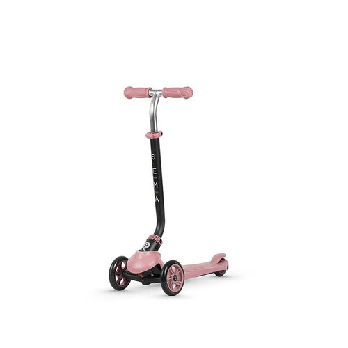 Frontansicht eines rosa Kinder-Scooters mit langgezogenem Lenker und drei Rädern.