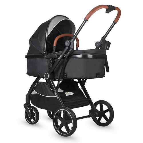 Kinderwagen 3in1 in Schwarz mit großer Babywanne und braunen Griffdetails, Frontansicht.