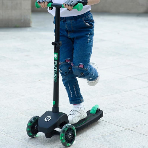 Seitenprofil eines Kindes, das auf einem schwarzen Scooter mit blauen Akzenten fährt, mit Helm für Sicherheit.