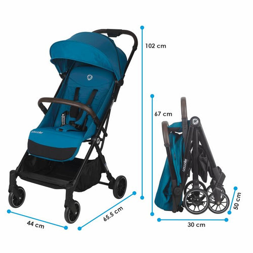 Blauer Reisebuggy mit Maßen: aufgeklappt 102 cm hoch, 65.5 cm lang, 44 cm breit; gefaltet 67 cm hoch, 50 cm lang, 30 cm breit.