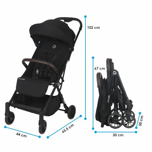 Schwarzer Reisebuggy mit Maßen: aufgeklappt 102 cm hoch, 65.5 cm lang, 44 cm breit; gefaltet 67 cm hoch, 50 cm lang, 30 cm breit.