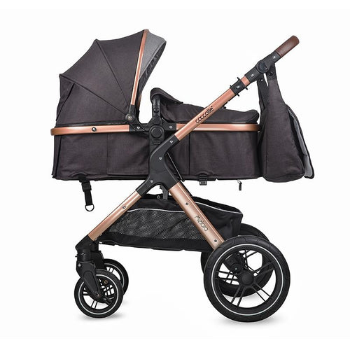 Kinderwagen in Diamantschwarz, umgewandelt zur flachen Liegeposition mit Schutzdecke.