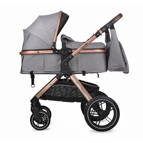 Ein Kinderwagen in eleganter Grau-Braun-Kombination mit Schlafposition und Schutzdach für Komfort unterwegs.