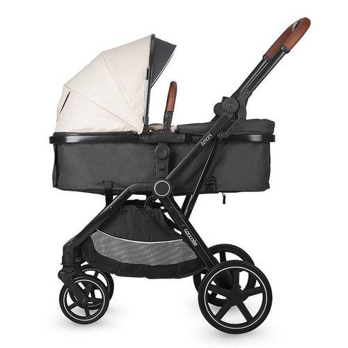 Luxuriöser Kinderwagen 3in1 mit erweiterter Liegefläche und schützendem Sonnendach in Beige, seitliche Ansicht.