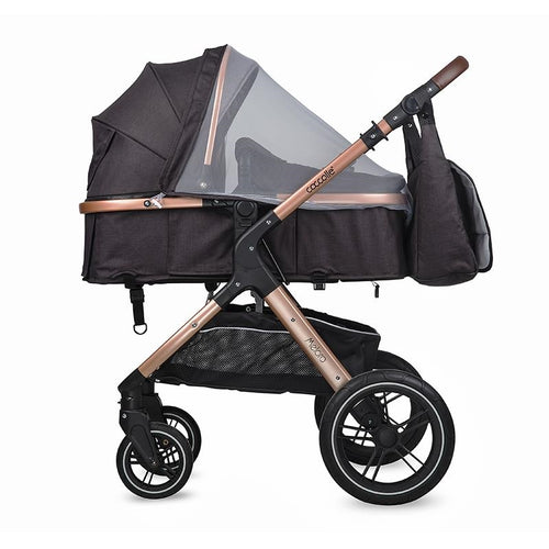 Kinderwagen in Diamantschwarz, umgewandelt zur flachen Liegeposition mit Schutzdecke.