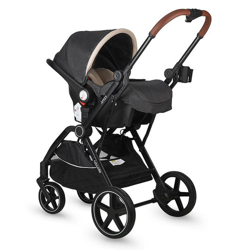 Kinderwagen 3in1 mit Babyschale in Beige und Grau, inklusive Verdeck und roten Akzenten, Frontansicht.