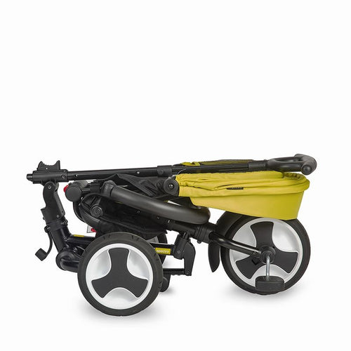 Zusammengeklappter Dreirad-Kinderwagen in Gelb und Schwarz, liegend, aus der Vogelperspektive.