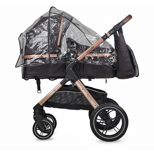 Schwarzer Kinderwagen mit transparentem Regenschutz über der Liegeposition.