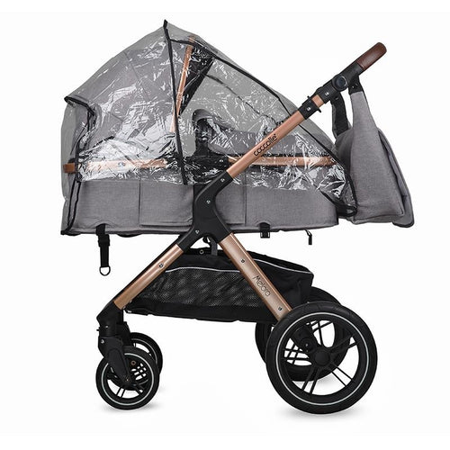 Grauer Kinderwagen mit großem Sonnenschutz und einer zusätzlichen Tasche, perfekt für Reisen.