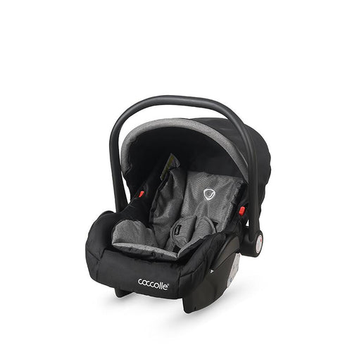 Geschlossener, tragbarer Babyautositz als Teil des Kinderwagen 3in1 Sets in Schwarz.