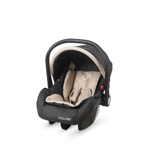 Geschlossener, tragbarer Babyautositz als Teil des Kinderwagen 3in1 Sets in Beige.