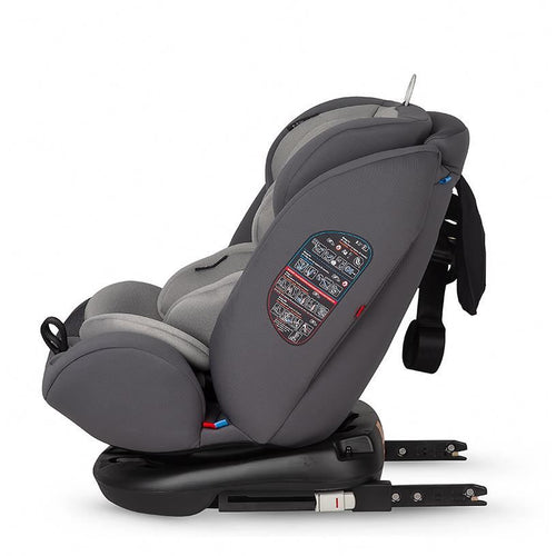 Seitenansicht eines grauen Kindersitzes, geneigt, mit blauen Details an der Isofix-Basis.