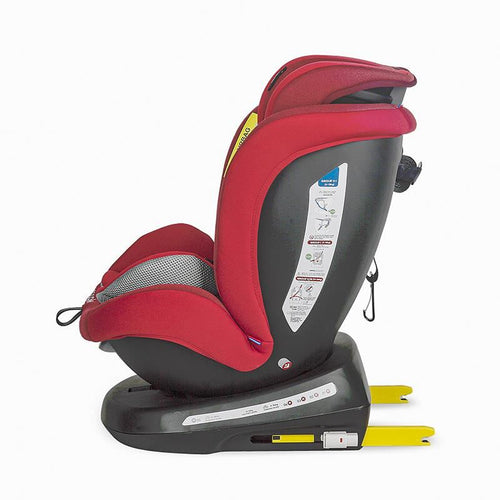 Perspektivische Seitenansicht eines rubinroten Coccolle Mydo Kindersitzes mit gelben Isofix-Auslegern und grauen Details.