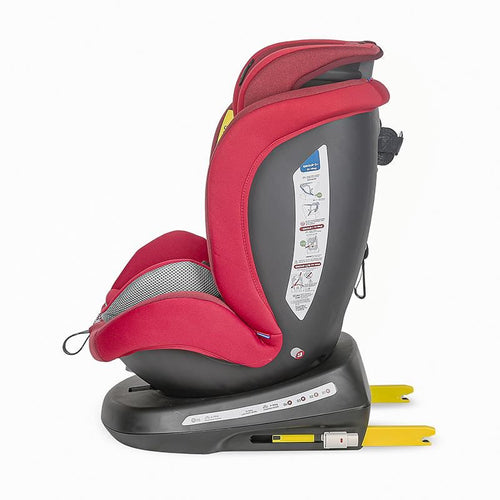 Hintere Seitenansicht des Coccolle Mydo Kindersitzes in Burgund mit grauem Sitzpolster und gelben Isofix-Befestigungen.